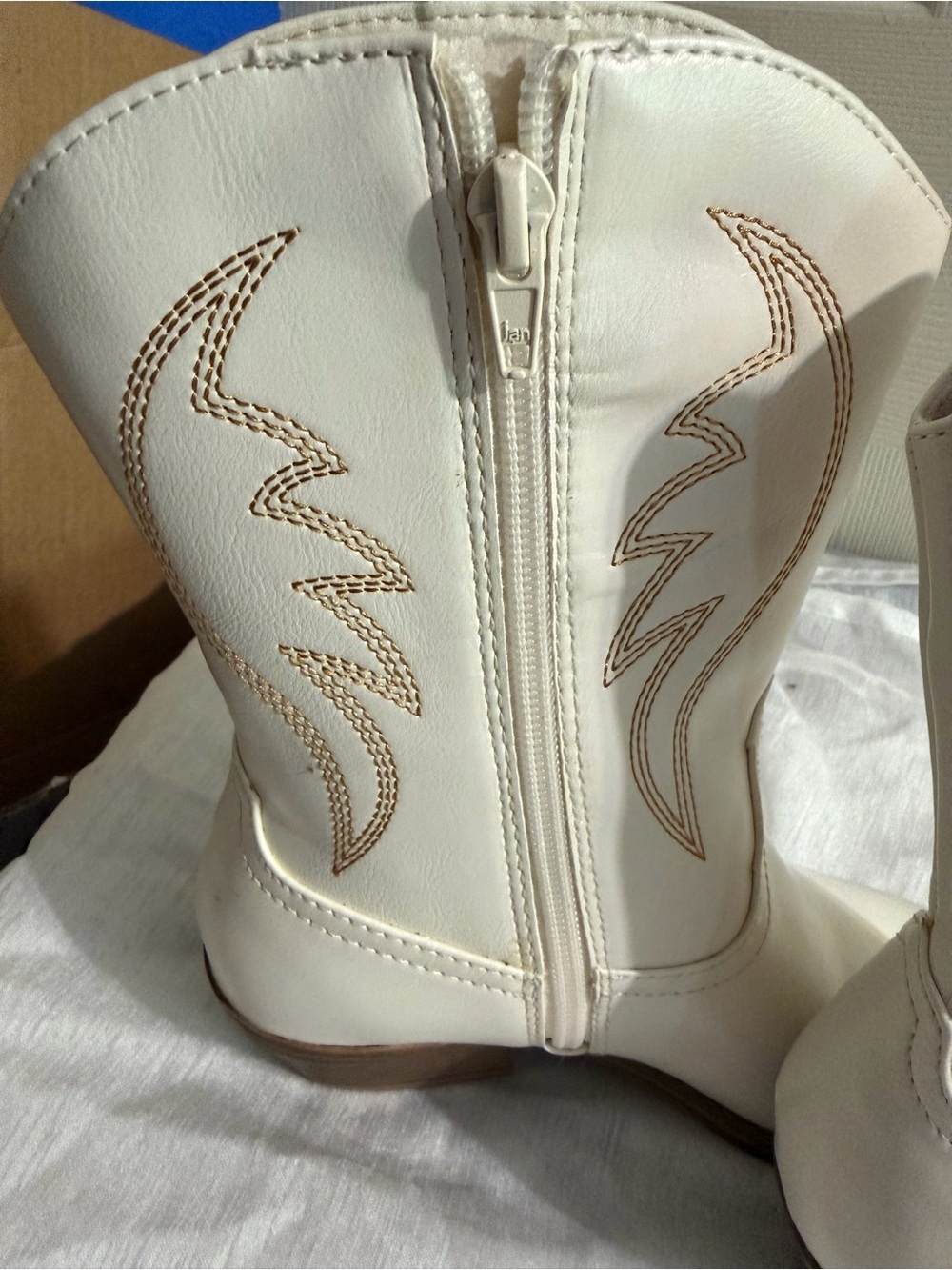 No Boundaries White Short Lace Up Cowboy Boots with Tan Stitching - Picture 3 of 7